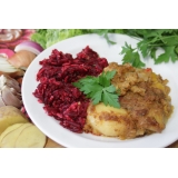 Bramborová musaka, salát