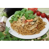 Celozrnné špagety s pečeným lilkem a vegan parmezánem, salát