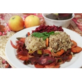 Pohanka s rýží, pečená zelenina, tempeh, salát pickles